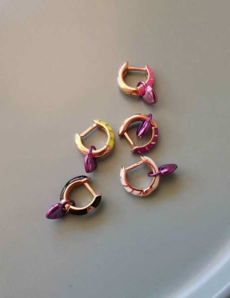 Kalp Sallantılı Mineli Bonbon Küpe TEK