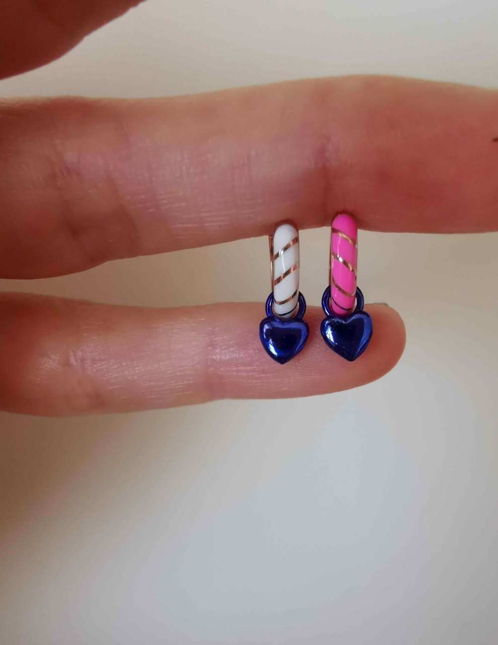 Kalp Sallantılı Mineli Bonbon Küpe TEK