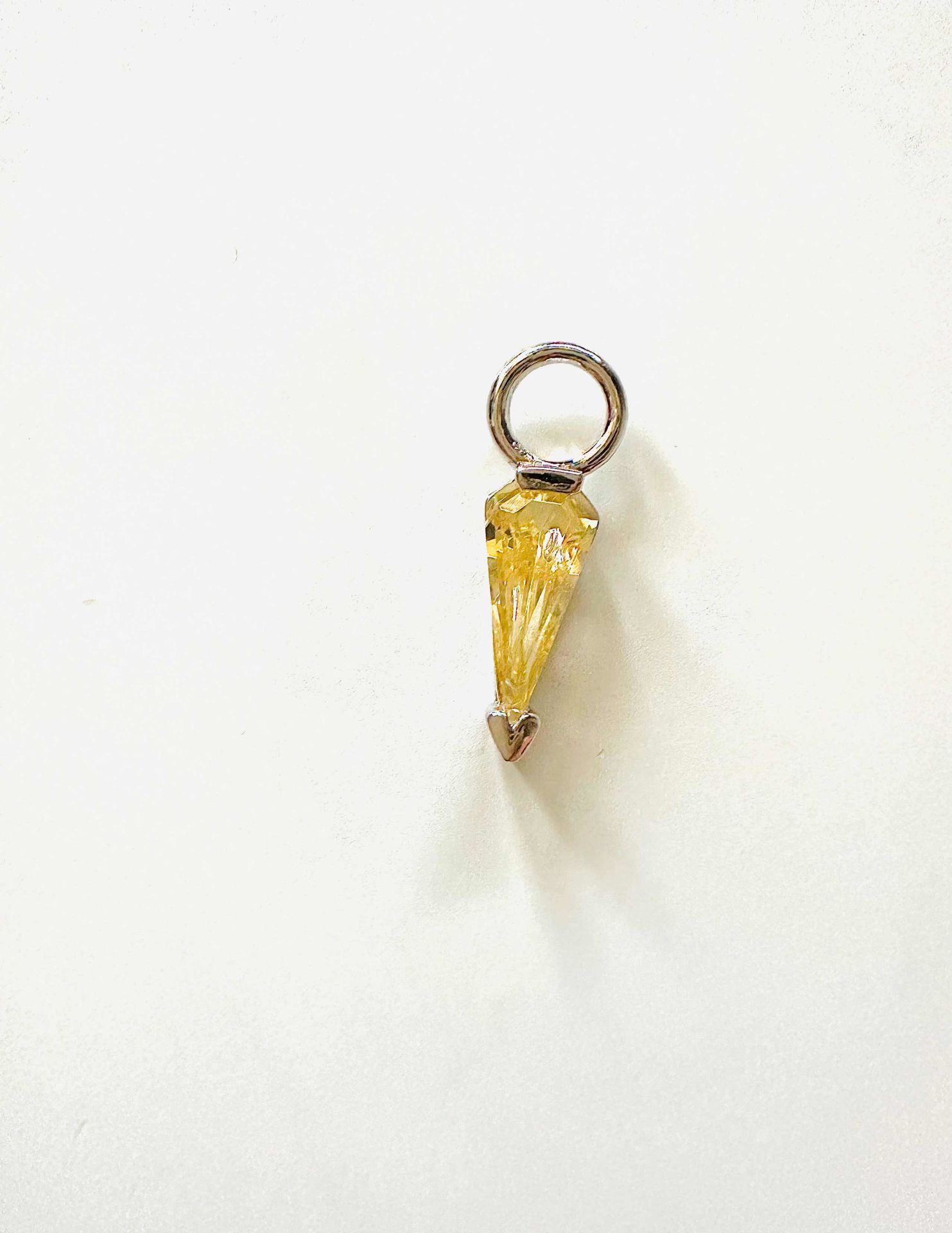 Maria Sarı Taşlı Küpe Charm