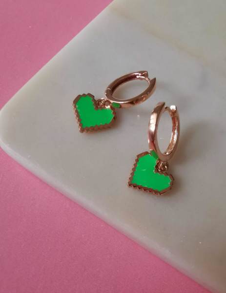 Neon Yeşil Mineli Tırtıklı Kalp Küpe TEK